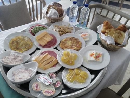 een tafel met borden en manden met voedsel bij Fanadir bay resort in Hurghada