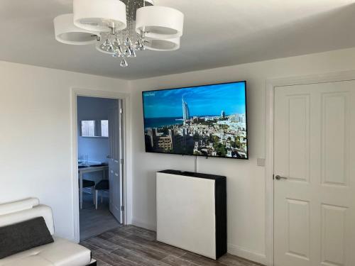 TV a/nebo společenská místnost v ubytování Sheffield Boutique Cosy 3-bed Home