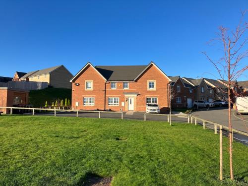 a row of houses in a residential neighborhood at Sheffield Boutique Cosy 3-bed Home in Sheffield