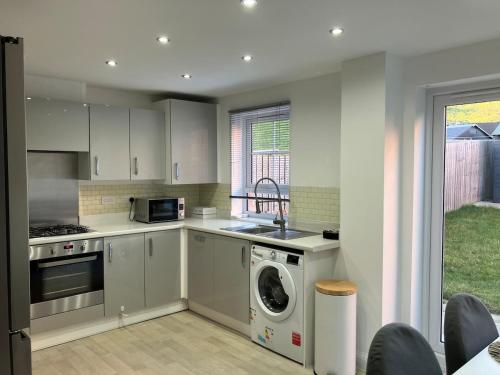 Kuchyň nebo kuchyňský kout v ubytování Sheffield Boutique Cosy 3-bed Home