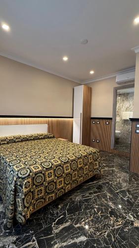 Un dormitorio con una cama grande en una habitación. en Bed and Breakfast Eritrea, en Roma