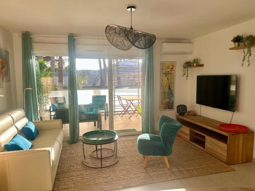 un salon avec un canapé et une télévision dans l'établissement BLUE LODGE -4 étoiles-Loggia-2 Parking, à Balaruc-les-Bains