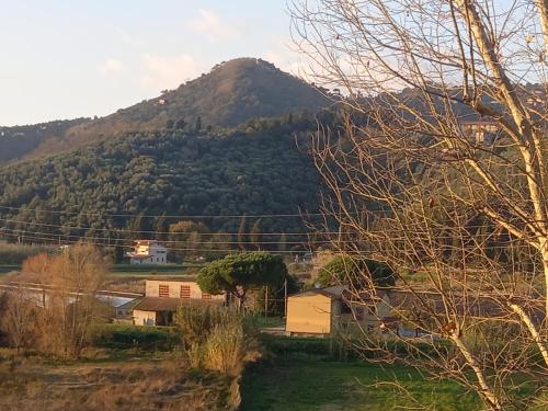 a mountain in the distance with a house in the foreground w obiekcie La casa di Zeno w mieście Stiava