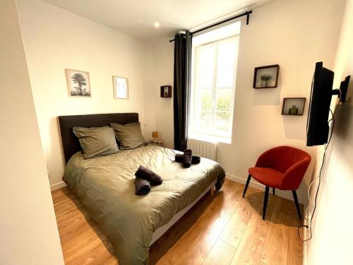 - une chambre avec un lit, une chaise rouge et une fenêtre dans l'établissement Le Clemenceau - centre ville, proche gare et commerces, à Saint-Brieuc