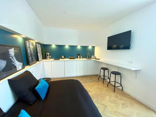 TV a/nebo společenská místnost v ubytování Fully equipped luxury studio Center and beach 5 min away