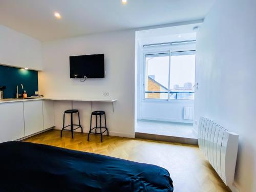 TV a/nebo společenská místnost v ubytování Fully equipped luxury studio Center and beach 5 min away