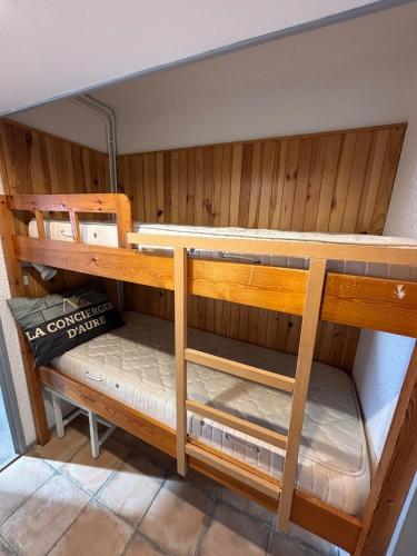 quelques lits superposés dans une chambre dans l'établissement Bel Appart Résidence Gentianes Monitor, à Aragnouet