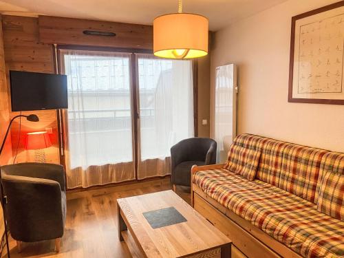 un salon avec un canapé et une table dans l'établissement Apartment L'Espace Montagne-11 by Interhome, à Chamonix-Mont-Blanc