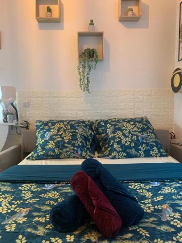 un lit avec deux animaux farcis assis sur lui dans l'établissement Paris studio cosy climatisé, à Paris