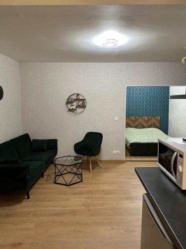 un salon avec un canapé et un lit dans l'établissement jolie studio centre ville, à Valence