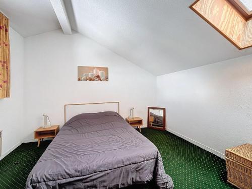 Postel nebo postele na pokoji v ubytování Apartment 815 Nécou by Interhome