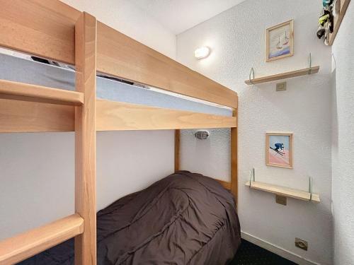 Cette petite chambre comprend des lits superposés. dans l'établissement Apartment 815 Nécou by Interhome, aux Menuires