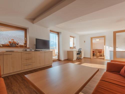 salon z kanapą i telewizorem z płaskim ekranem w obiekcie Apartment Tauernblick by Interhome w mieście Bramberg am Wildkogel