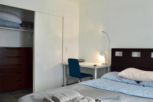 En eller flere senge i et værelse på Modern 1-Bedroom Condo