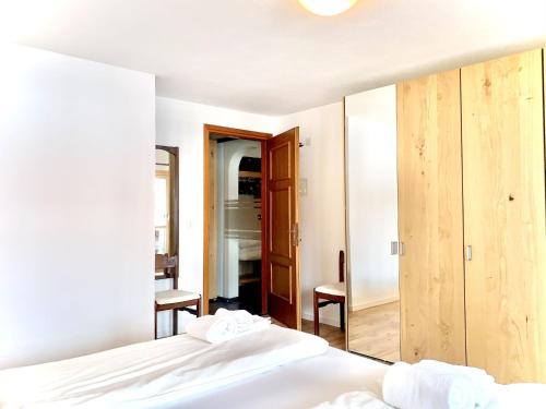 Ένα ή περισσότερα κρεβάτια σε δωμάτιο στο Apartment Residenza Chesa Margun 79-3 by Interhome