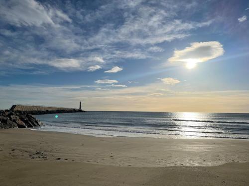 - une plage bien exposée avec une jetée et l'océan dans l'établissement 5 pers - balcon - proche mer, à Port-la-Nouvelle