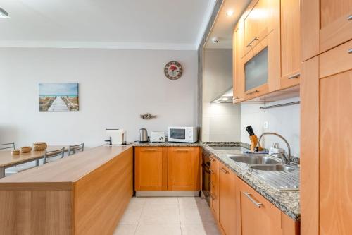 Bright 1 BDR Flat with Pool & Balcony by LovelyStay