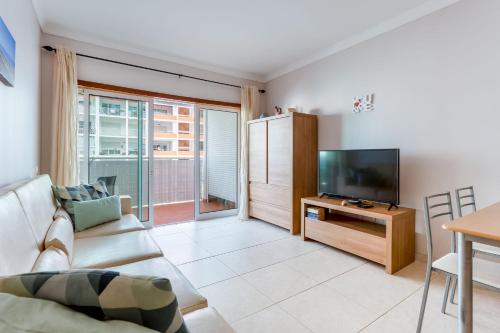Bright 1 BDR Flat with Pool & Balcony by LovelyStay