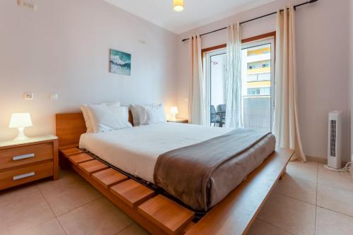 Bright 1 BDR Flat with Pool & Balcony by LovelyStay