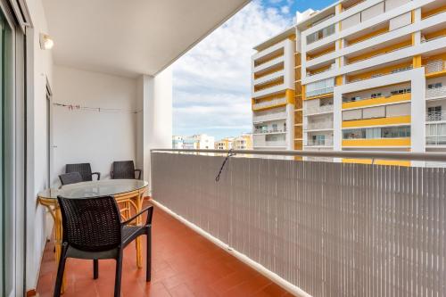 Bright 1 BDR Flat with Pool & Balcony by LovelyStay