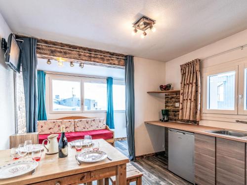 Il comprend une cuisine avec une table et un canapé. dans l'établissement Studio Plein Soleil - Val Claret-9 by Interhome, à Tignes