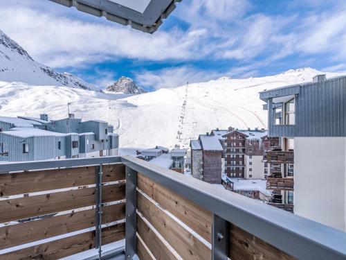 Elle comprend un balcon offrant une vue sur une montagne enneigée. dans l'établissement Studio Plein Soleil - Val Claret-9 by Interhome, à Tignes