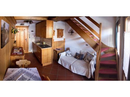 un soggiorno con una scala che conduce a una cucina di Cristallo & Faloria Suite Apartments a Cortina dʼAmpezzo