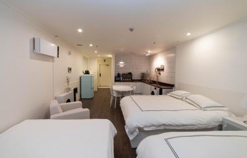 Postel nebo postele na pokoji v ubytování Cloud 9 Hongdae