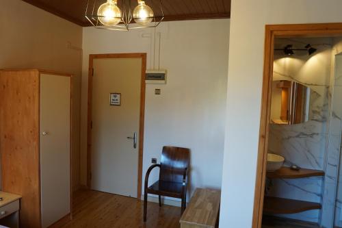 uma sala com uma mesa, uma cadeira e uma porta em (305)Sea And Sun apartments em Kardamili