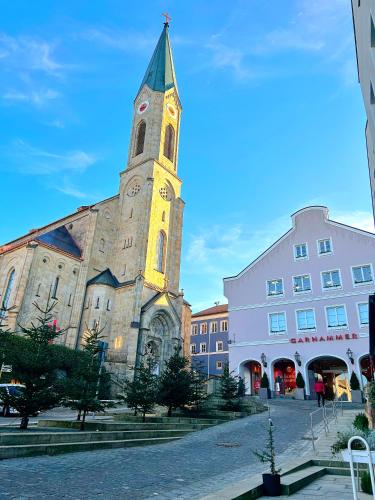 a church with a tower with a clock on it at !GoldPath! Loft - Exclusiv - XXL - Central - Sauna - Tiefgarage - Cozy in Waldkirchen