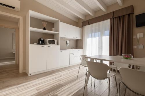 Una cocina o zona de cocina en Aurora ApartHotel