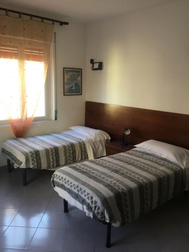 A bed or beds in a room at Appartamento MIRAMARE, 2 camere, cucina, bagno,