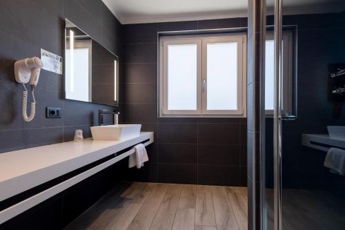Un baño de Aurora ApartHotel