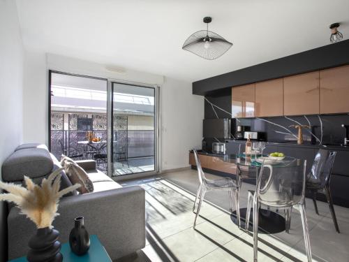 une cuisine et un salon avec un canapé et une table dans l'établissement Apartment Le Grey Pearl by Interhome, à Cagnes-sur-Mer