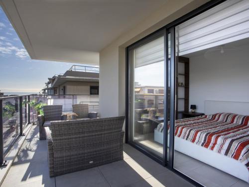 une chambre avec un lit sur un balcon dans l'établissement Apartment Le Grey Pearl by Interhome, à Cagnes-sur-Mer