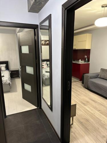 Habitación con espejo y sala de estar. en Felicity 1, en Craiova