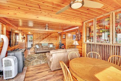Zona de estar de Rock Face Lodge Custer SD