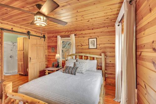 Cama o camas de una habitación en Rock Face Lodge Custer SD