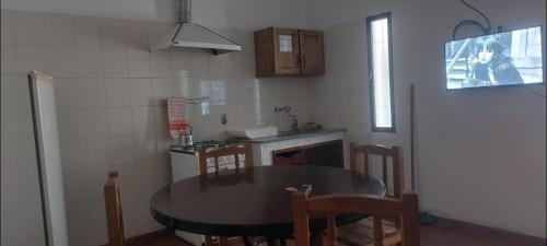 a kitchen with a table and chairs in a room at La casa de Los Patitos in Arroyo de Los Patos
