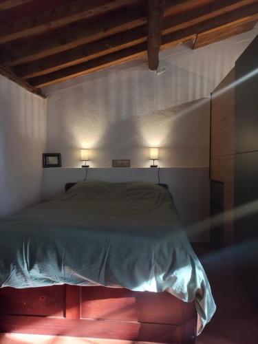 - une chambre dotée d'un lit avec deux lumières dans l'établissement studio complet calme absolu, au Beausset