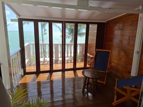 a room with a balcony with a view of the ocean at Aquavit pousada e comedoria in Jacumã