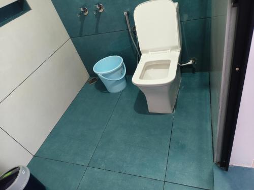 Bilik mandi di Waves Beach Homestay