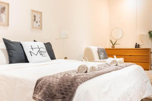 una camera da letto con due letti e un comò di Il Rifugio di Boezio a Roma