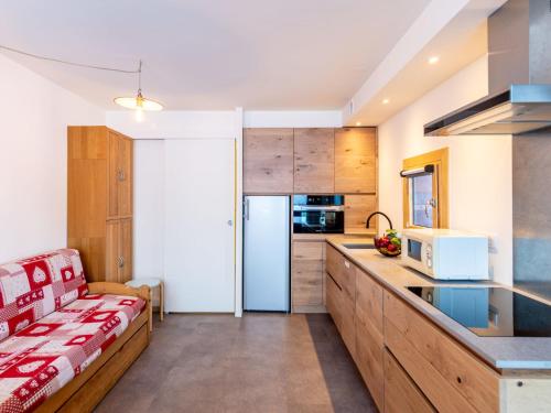- une cuisine avec un canapé et un comptoir dans une pièce dans l'établissement Apartment Home Club - Lavachet-10 by Interhome, à Tignes