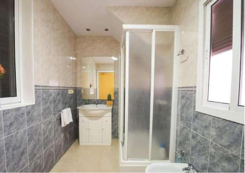 Et badeværelse på Encantadora casa en barrio de Triana