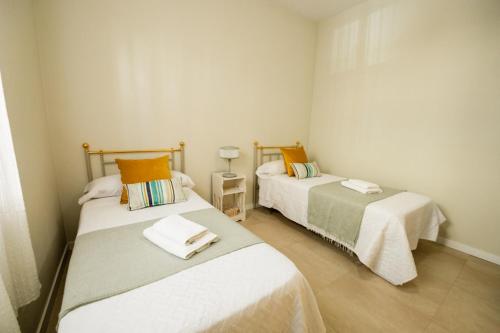 En eller flere senge i et værelse på Encantadora casa en barrio de Triana