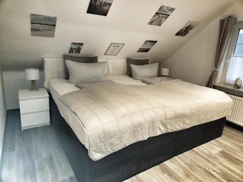 Postel nebo postele na pokoji v ubytování Nordsee Anker Unsere moderne 87 qm Ferienwohnung mit zwei Schlafzimmer in Norden Ortsteil Ostermarsch