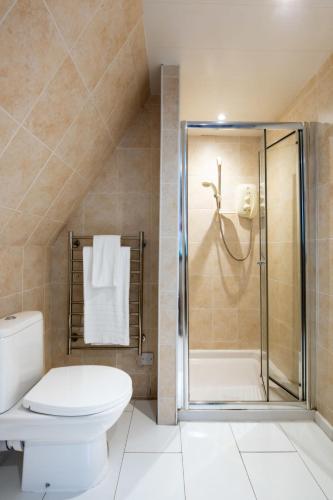Ένα μπάνιο στο Chalet Lodge 6 by Interhome