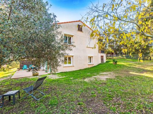 une vue extérieure d'une maison avec cour dans l'établissement Apartment T2 Gabriello by Interhome, à Cala dʼOro