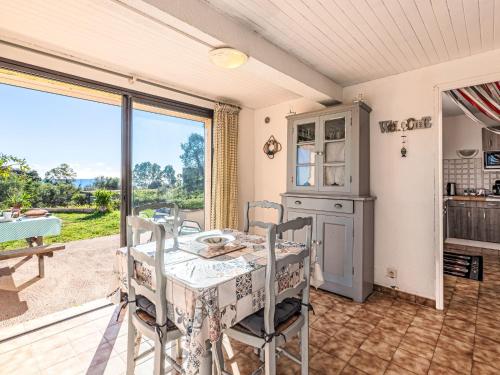 une cuisine et une salle à manger avec une table et des chaises dans l'établissement Apartment T1 Gabriello by Interhome, à Cala dʼOro